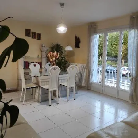 Dom wakacyjny Maison Avec Piscine D'ete Dans Un Quartier Calme (adults Only)